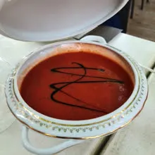 Gaspacho servi en soupière